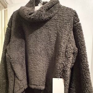 Lululemon restore Sherpa pullover. New w/ tags. M/L. Dark camo green/charcoal.